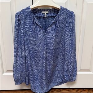 Joie sz XS 100% Silk blues white split neck l/s top